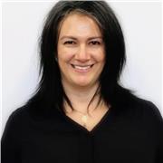 Profesora de inglés para niños y adultos. Si es clases a niños, hay adaptación mediante juegos en inglés.